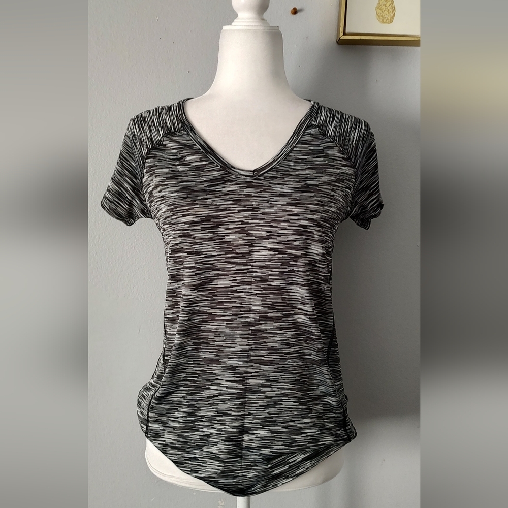 Top blouse atletic Beverly Hills    size large color gray polyester and spandex